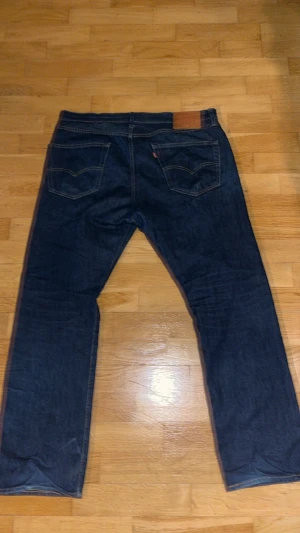 Levis 501  - Mörkblåa levis 501 som jag använt ett fåtal gånger så nästan som nyskick köpte dom på Carlings för 1100 kr i 2024 sen har dom mest bara legat i garderoben för att jag haft andra jeans att använda så glömde typ bort dom☺️ Storlek W36 L30 skit fräna jeans 👖👍
