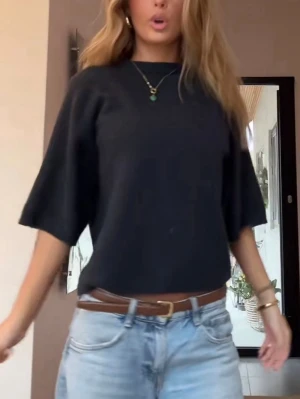 Stickad tröja  - Superfin stickad marinblå tröja med trekvartsärm💓