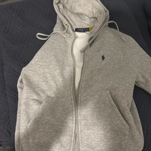  Ralph Lauren  - Helt ny hoddie som jag fick för någon dag sedan. denna hoddien är i storlek S. helt ny har inte använt. Varför jag säljer den e för att jag passade inte i den