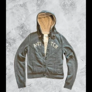 Abecrombie & fitch hoodie - En riktigt fin abecrombie & firch hoodie med knappar och fodring. Riktigt skön nu på vintern! Står strl M men passar XS.  Passar på både man och kvinna.