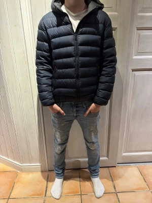 Colmar jacka  - Säljer en svart pufferjacka från Colmar med huva och dragkedja. Jackan har en stilren look med horisontella sömmar och två fickor med dragkedja. Perfekt för kalla dagar och riktigt skön att bära. Kan gå ned lite i pris vid snabbt köp. S-xs