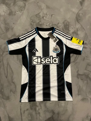 Newcastle tröja Isak#14 - En helt ny Newcastle tröja med Isak #14 på ryggen.