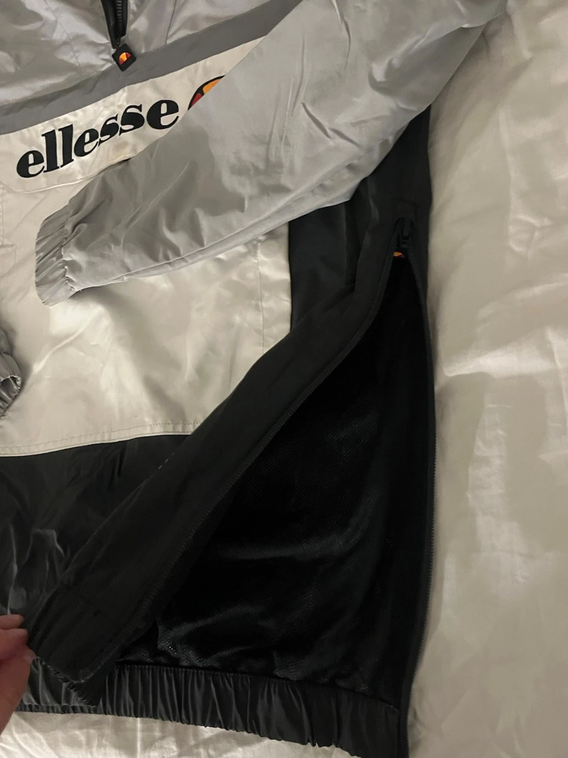 Grå och svart vindjacka från Ellesse - 4