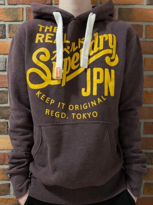 Superdry hoodie - Superdry hoodie i färgen mörk lila/brun | Storlek S 📏 | Superdry hoddie i bra skick 👏 | Vid frågor är det bara att hör av sig ✍️ | Frakt inom 48h 📦 