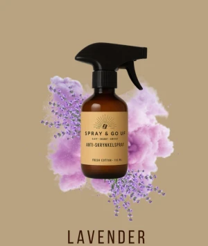 Anti skrynkelspray  - Slipp strykjärnet och få släta, fräscha kläder på bara några sekunder! Vår anti-skrynkel-spray hjälper till att minska skrynklor samtidigt som den fräschar upp plagget med en lugnande och behaglig doft av lavendel.  Sprayen ger en lätt fukt som slätar ut tyget utan att göra det blött, och torkar snabbt för ett snyggt och fräscht resultat