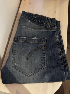 Dondup jeans - Säljer dessa feta dondup jeans i storlek W32. Det är slim fit och har lite feta slitningar. Skicket är bra 8-10. Modellen är 182cm och väger 63