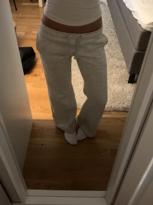 grå mjukisbyxor från gina - super sköna lowwaist mjukisbyxor från gina young! inga defekter ❣️ slutsålda på hemsidanhelt 