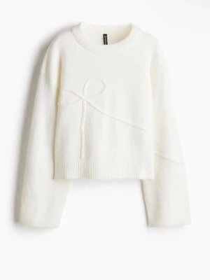 Stickad tröja med rosett - Säljer denna vita stickade tröja med en rosett då den inte kommer till användning längre❤️