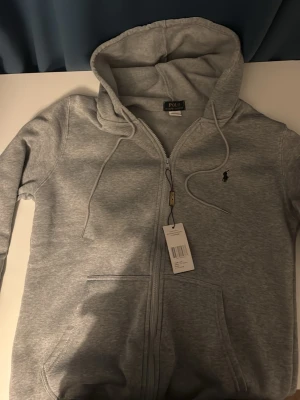 Polo kofta grå  - Perfekt kofta till dig som vill ha en perfekt o skön stil! Storlek L men passar bättre som M 