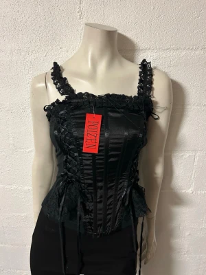 Topp i storlek S. Från Poizen - Helt ny topp från Poizen. Storlek S. Dragkedja i sidan.