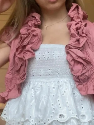 Bolero - Funderar på att sälja min älskade favorit bolero med snygga detaljer. Så himla fin!