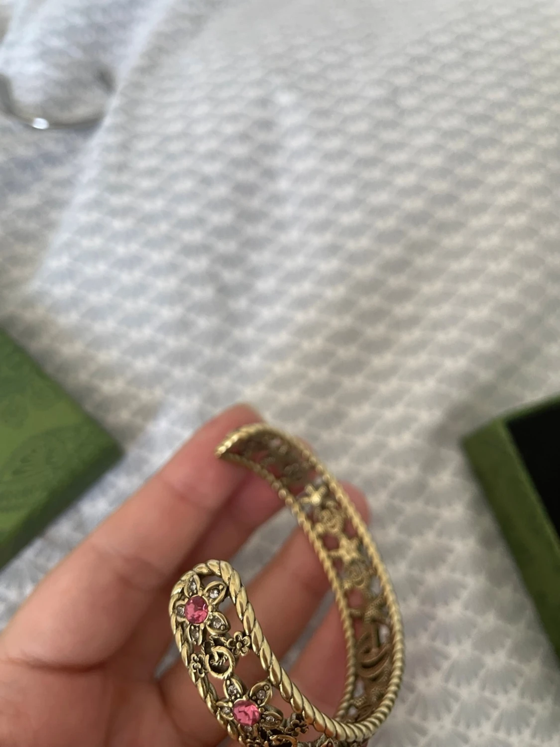 Guldig inspirerat armband med rosa stenar - 1