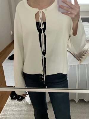 Gina tricot kofta med snörning  - Fin kofta i vit/beige färg från Gina tricot