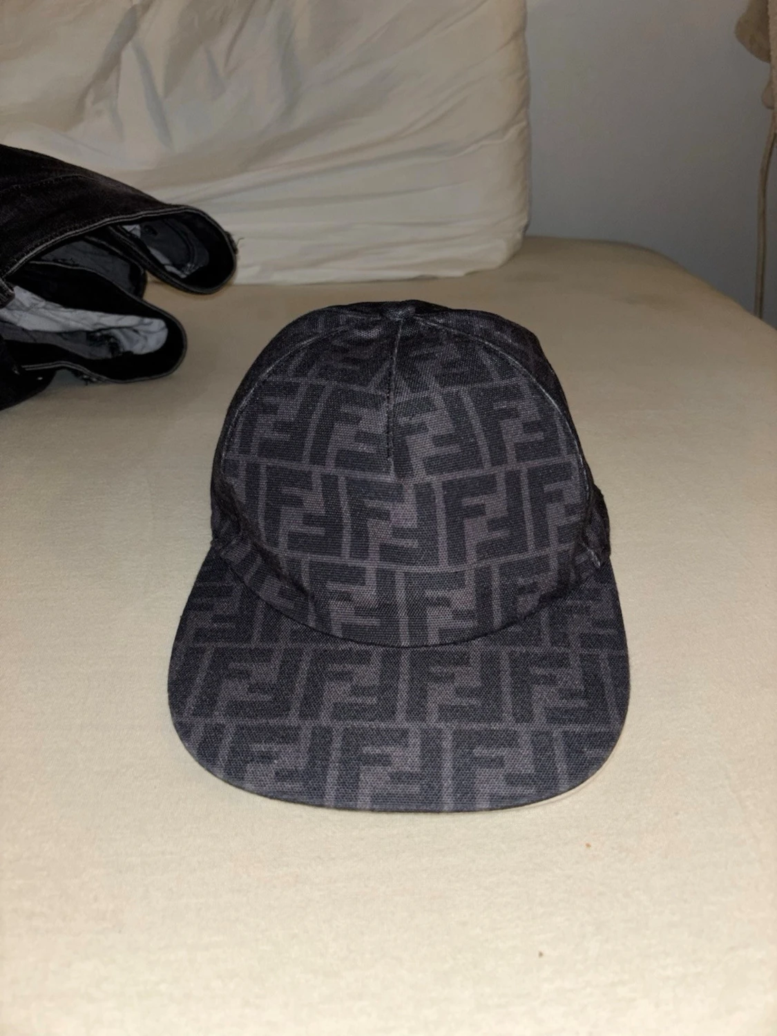 Svart Fendi keps med logomönster