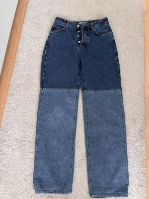 Patchwork jeans från Lis Bonne Atelier - Unika patchwork jeans från Lis Bonne Atelier med två olika blå nyanser. Hög midja och raka ben, klassisk femficksmodell med cool kontrast mellan mörk och ljus denim. Snygg detalj med broderad logga på myntfickan. Perfekta för dig som vill sticka ut. Nypris ca 1600kr 