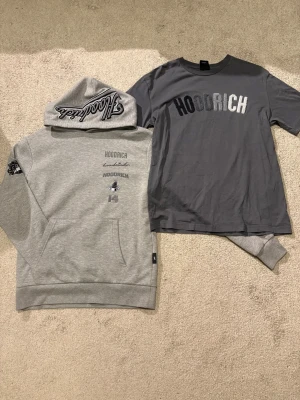 Hoodie & T-shirt - Se separata annonser i min profil för mer info om plaggen😁