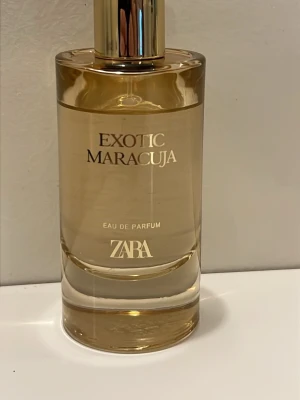 Exotic Maracuja Eau de Parfum - Upptäck Exotic Maracuja från ZARA – en Eau de Parfum med modern känsla och stilren design. Perfekt för dig som vill sticka ut med en fräsch och ungdomlig doft.