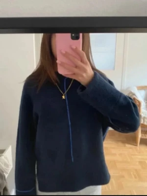 Jättesnygg stickad tröja💞💞 - Säljer min jättefina Zara tröja då jag har en likadan i beige🥰🥹 jättefin o jättefint skick den är bara lite nopprig💕