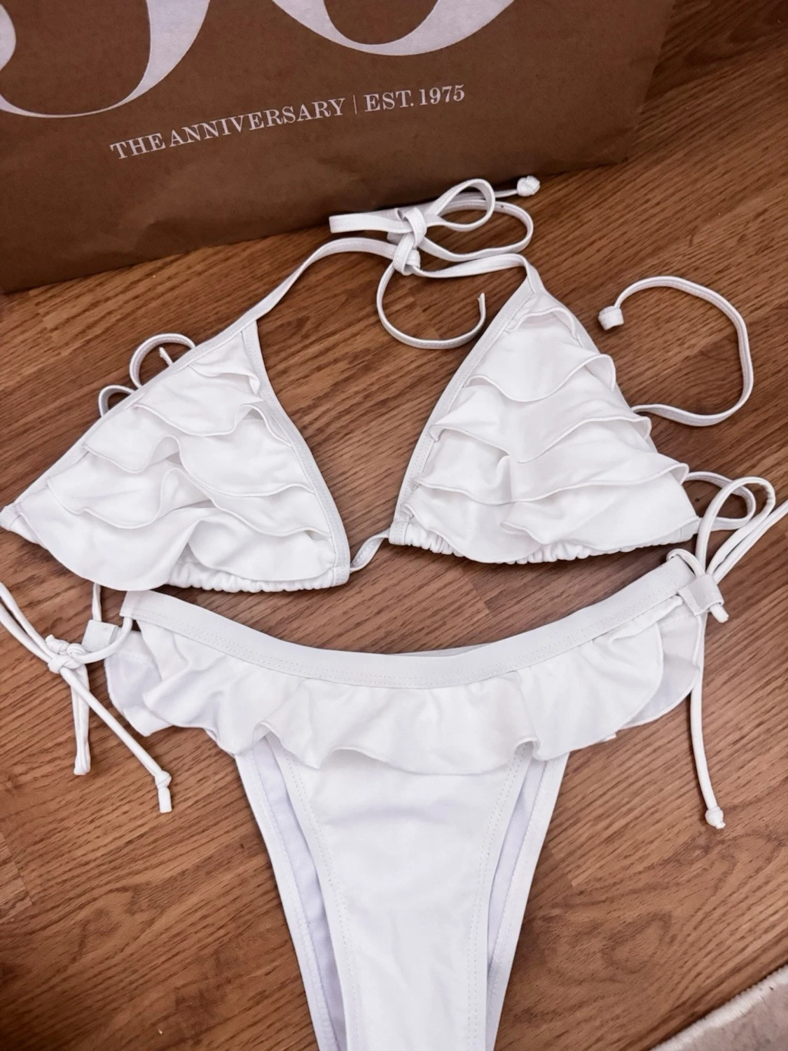 Vit bikini med volanger