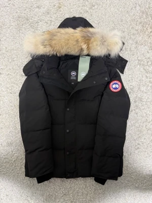 Canada Goose Wyndham S - Tjena, säljer en sprillans ny Canada goose macmillian i storlek S. Jackan är sprillans ny. Har du några funderingar får du gärna höra av dig 🙌.             OBS! Det är samma bilder som sålts på min plick innan men skillnaden är att denna jacka är i S och den jag sålde är M, det är samma jacka.