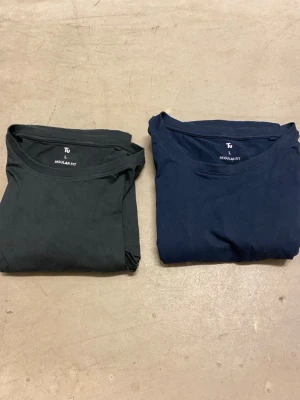 Tu Långärmande Tröjor  - Säljer 2 st långärmade shirts från Tu Man, storlek L 👕 En svart och en mörkblå. Plaggen är aldrig använda, i nyskick, och passar perfekt som stilrena basplagg till vardag, skola eller jobb.  Nypris: ca 120 kr/st Mitt pris: 50 kr för båda → du sparar ungefär 190 kr och gör ett riktigt kap! 🔥  💡 Eftersom priset är lågt är det extra smart att skapa en bundle med fler plagg från min profil, så att frakten verkligen blir värd priset. 👉 Kika gärna in min profil för fler erbjudanden och möjlighet att s