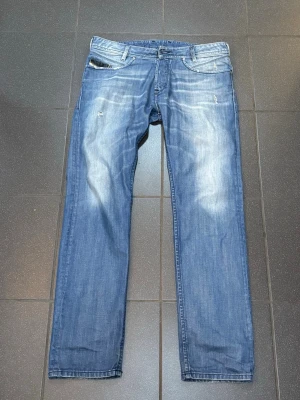 Diesel Jeans - Tja, säljer ett par Diesel jeans. Storlek 33. Skick 9/10 mycket fint skick, jeansen har fina slitningar men det är modellen. Nypris 2000, mitt pris 479. Hör av dig vid frågor o funderingar!