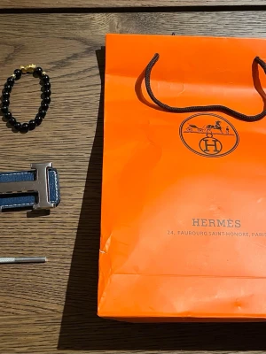 Bälte - Säljer ett snyggt marinblått och silvrigt bälte. Vid frågor kontakta mig, tar gärna emot prisförslag också