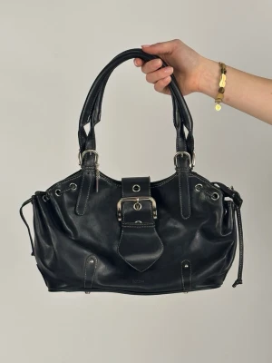 Medelstor svart (14) - En snygg svart väska med detaljer 🖤🪩