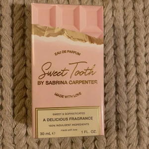 Sabrina carpenter parfym  - Sabrina Carpenters EDP Sweet Tooth 30ml. • Doftfamilj: Gourmand  Topp: Ingefära, chokladmarshmallow, bergamott Hjärta: Madagaskarvanilj, jasminblad, kokosmjölk Bas: Kashmirträ, chantilly cream, mysk