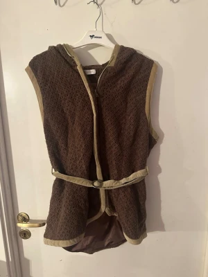 Väst fr Repeat i storlek XL. - Lite använd brun väst fr Repeat. Storlek XL.