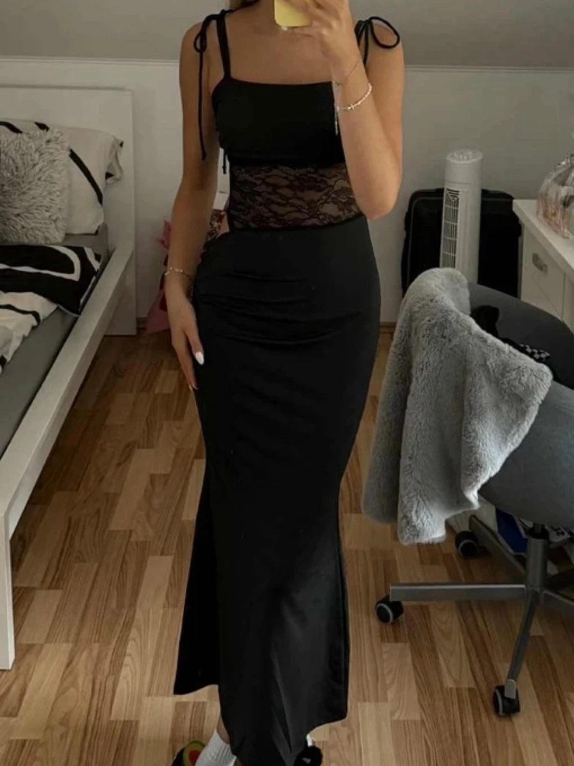 Svart långklänning med spetsdetalj - 1