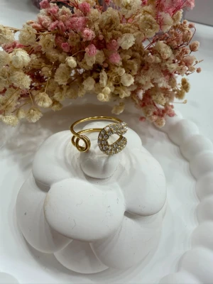 Justerbar ring  - Elegant ring i rostfritt stål, pläterad med 18K guld och dekorerad med gnistrande zirkonstenar. Den justerbara designen ger en bekväm passform.  Ringen är vattentålig, allergivänlig och passar perfekt för både vardag och fest. ✨