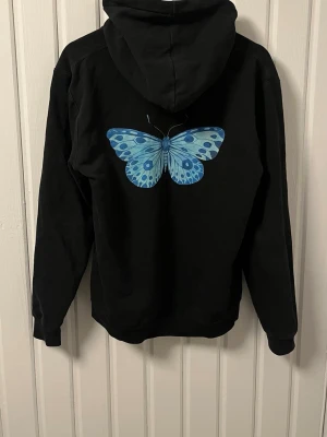 Hoodie från the cool elephant  - En superfin hoodie från the cool elephant i utmärkt skick🤩 Storlek XS, sparsamt använd. Går jättebra att använda "Köp nu"! Vi skickar inom 1-2 dagar💕 Bara att skriva vid funderingar🤗