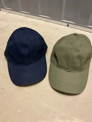 2st Kepsar från Next  - 2 kepsar från Next. Inga defekter och sparsamt använda. Nypris för båda ligger på ca 300kr för båda medan mitt pris är 75kr för båda så du sparar 225kr, sen får du även gratis frakt här! 🌟 frakten sker inom 24h📦