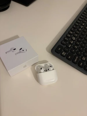 AirPods 4 - Säljer ett par Apple AirPods 4 med originalask och laddningsetui. Hörlurarna är i fint skick med endast mindre spår av användning. Perfekt trådlös ljudupplevelse och smidig anslutning till alla Apple-enheter. Laddningsetui och förpackning ingår.