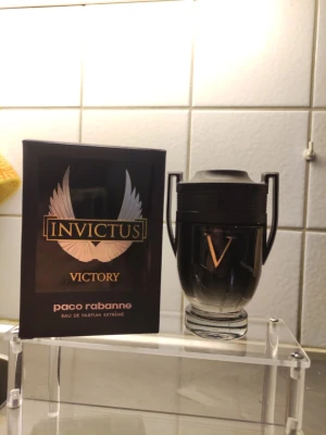 Paco Rabanne parfym 100ml - Säljer en Paco Rabanne invictus. Parfymen är helt oanvänd bara sprejad några gånger. Jag fick den som present eftersom jag fyller år snart. Jag har ingen användning av den pågrund av att jag redan har några invictus. Skicka prisförslag och vi får se om jag accepterar! Original kartong medföljer. 