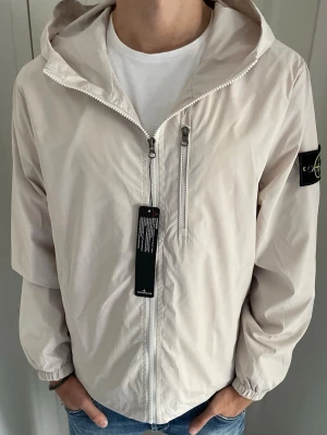 Stone island windbreaker  - Sprillans ny Stone island windbreaker! Nyskick,storlek S/M! Vid minsta fundering kontakta oss ✔️