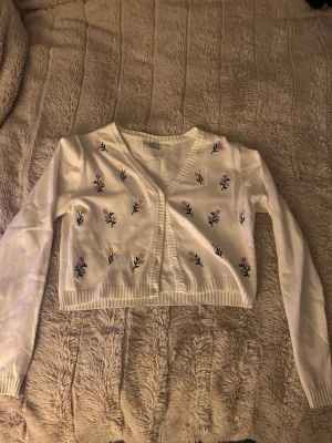 Lindex  - det har en typ tröja jag använde den inte så mycket kanske 2-3 gånger men det är Lindex kids 