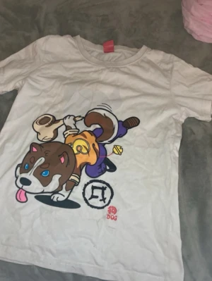 Vit t-shirt med hundtryck från Lushanghai - Jag har köpt den i Kina, tvättas ut och in. Kolla gärna in min profil 🙌😍❤️