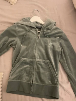 Grön juicy conture tröja  - Säljer min juicy conture tröja i färgen chinos green i storlek xxs, Har använts fåtals gånger och i helt nytt skick.