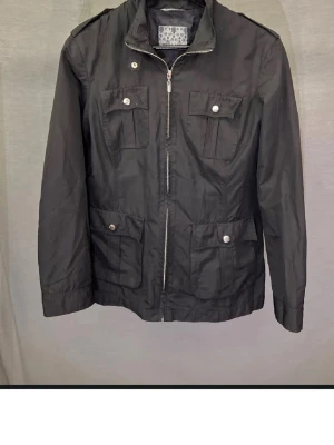 Field jacka - Säljer denna supersnygga field jacka. Fits Xs. Modellen är 180. Inga skador eller defekter. Unisex modell. Hör av dig vid intresse 🙌🤙