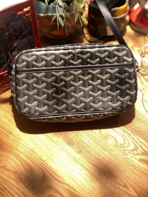 Svart axelväska - Snygg axelväska som är perfekt för dig som behöver extra utrymme för dina grejer. Har användts 3-4 gånger, Perfekt skick