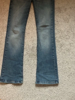 Blå valerie jeans från LTB - Säljer ett par klassiska blå jeans från LTB med valerie passform. Jeansen har snygga slitningar och kontrastsömmar, samt bakfickor med LTB loggan. Tillverkade i slitstarkt denim-material som ger en skön känsla.