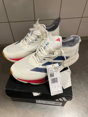 Adidas Adizero Boston 12 sneakers - Säljer ett par adizero boston 12 i storlek 41.5 skorna är aldrig använda, helt nya 