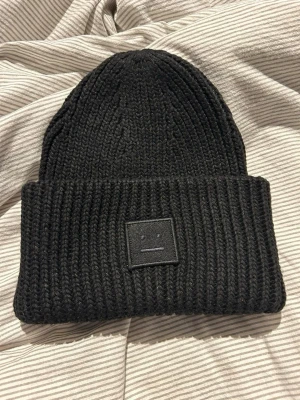 Svart mössa från Acne Studios - Hej jag säljer nu min svarta acne mössa som bara ligger och fångar damm på hyllan, den är onesize och har inga skador💞