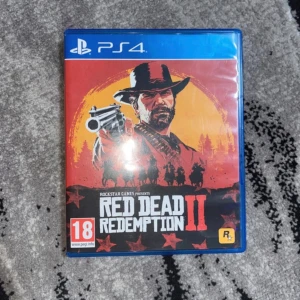 Red Dead Redemption II PS4 - Red Dead Redemption II till PlayStation 4. Komplett med fodral och båda skivorna. Spelet är i fint skick och fungerar utmärkt. Ett av de mest hyllade äventyrsspelen i vilda västern-miljö.