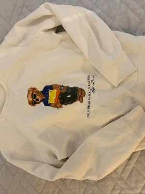 Vit Polo Bear Ralph Lauren tröja - Vit tröja från Polo Ralph Lauren storlek M. Tröjan är använd cirka 10 gånger pga jag väste ur den snabbt. Priset är inte ristat i sten.