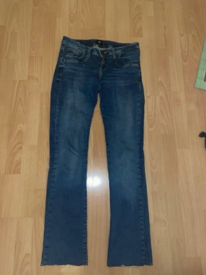 LTB jeans - Ltb jeans köpta på vinted, fint skick men de är tyvärr för stora :) klippta för att passa mig i längden (164cm)