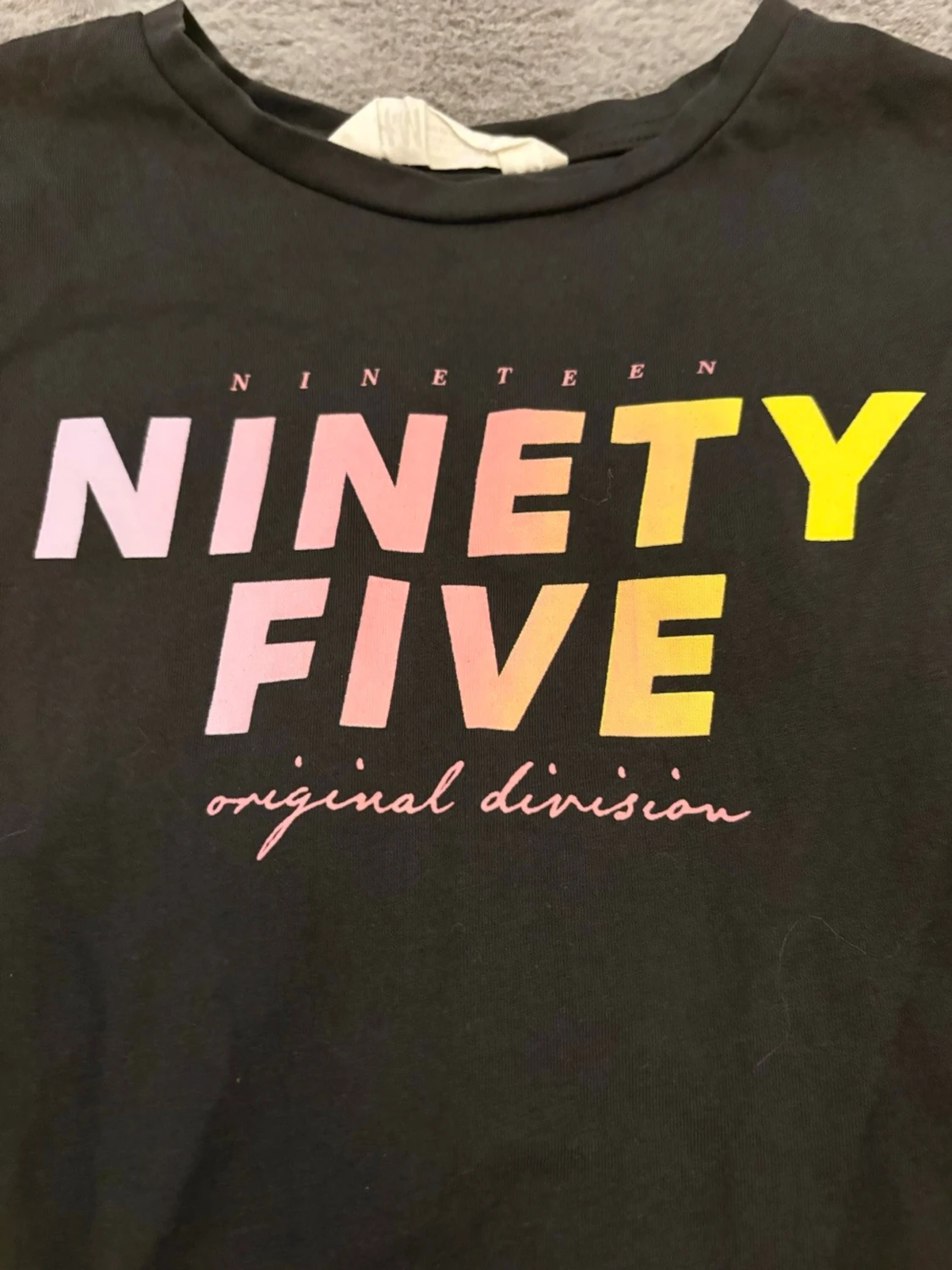 Svart ärmlös t-shirt med tryck - 1