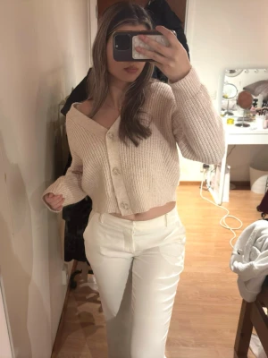 Stickad tröja  - Stickad cardigan från Even&Odd, cropped och ribbad! Perfekt skick i beige färg💕